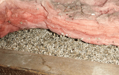 vermiculite contenant de l'amiante sous une laine minérale rose